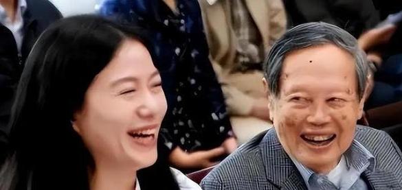 看到一条消息：清华大学聘用了翁帆，我觉得这个安排是合适的。

她最早在汕头大