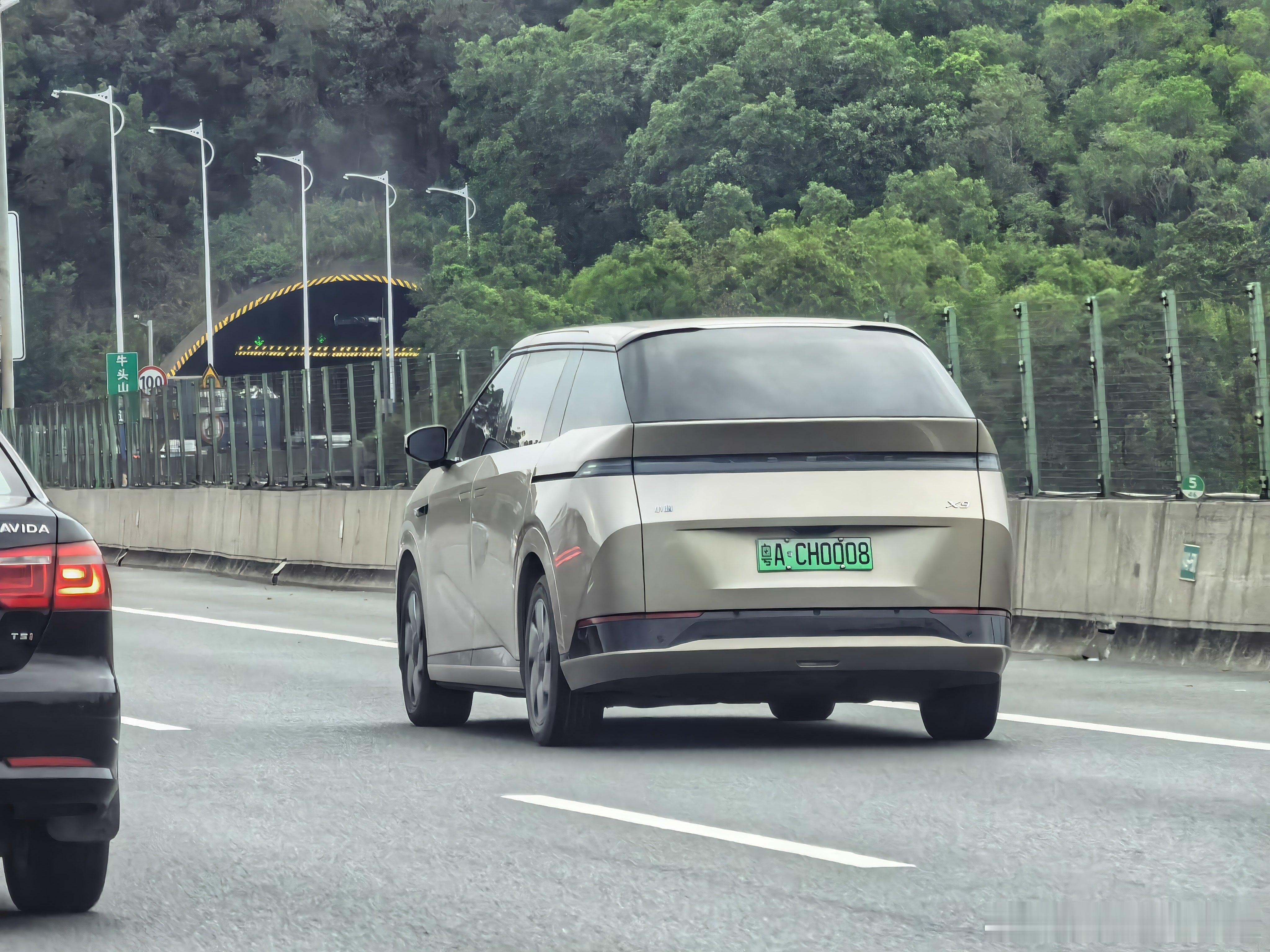 广深沿江高速，看这车牌我以为是遇到露营回去的