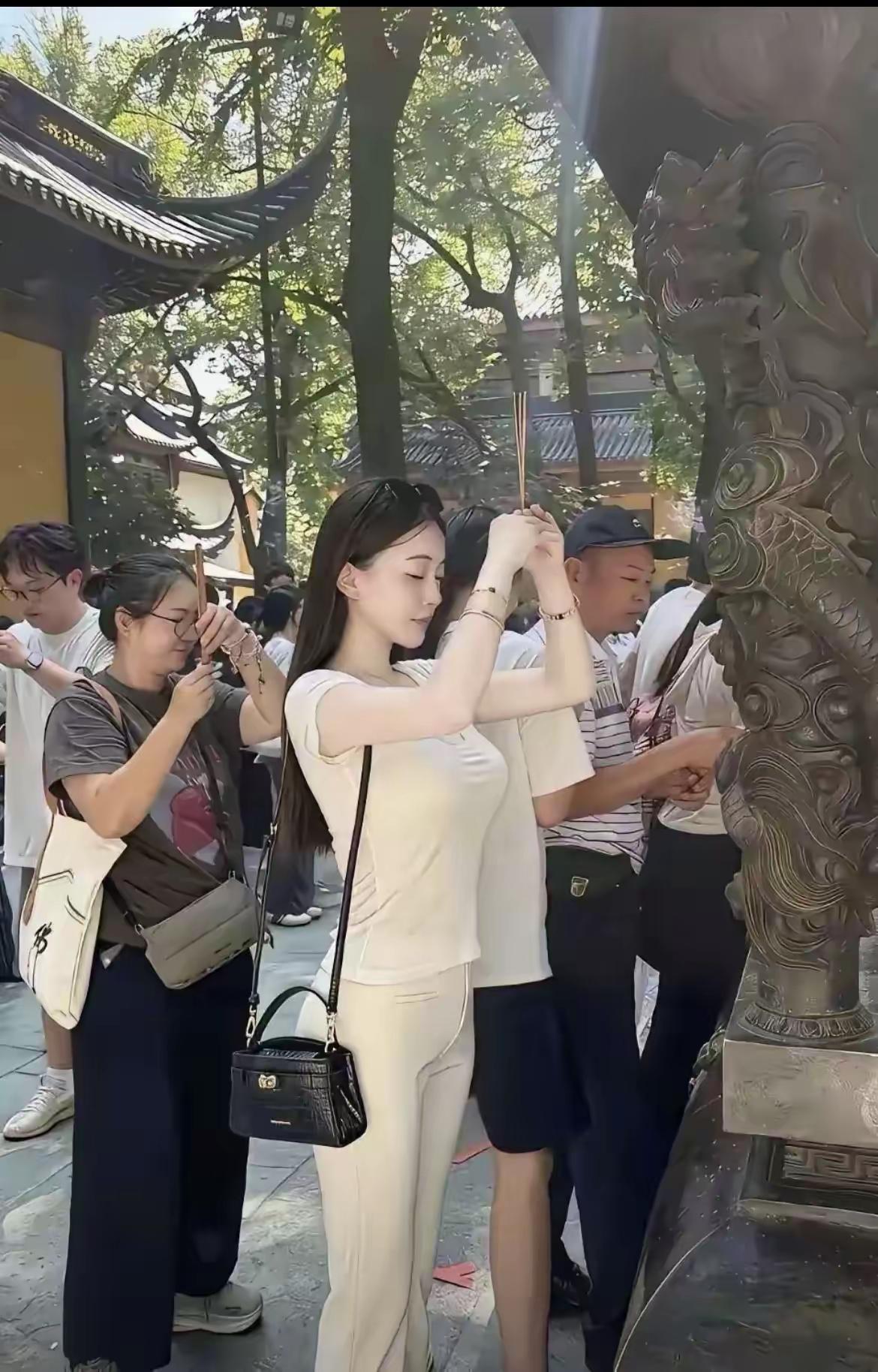 不知道她是来求财还是求貌？佛主也为难，如果求平安倒是容易，求财估计来错地方了，求