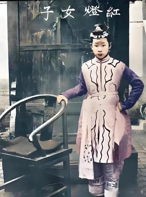 1900年，义和团“黄莲圣母”被洋人活捉。洋人不信她的法术，逼着她当众施法，可黄