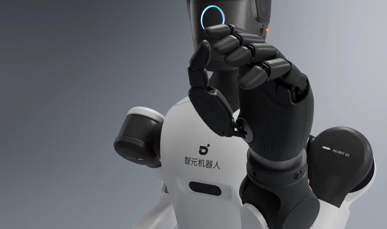 中国具身智能迈向全球舞台——精灵G2的产线实验。
智元在龙旗科技的实践，是中国具