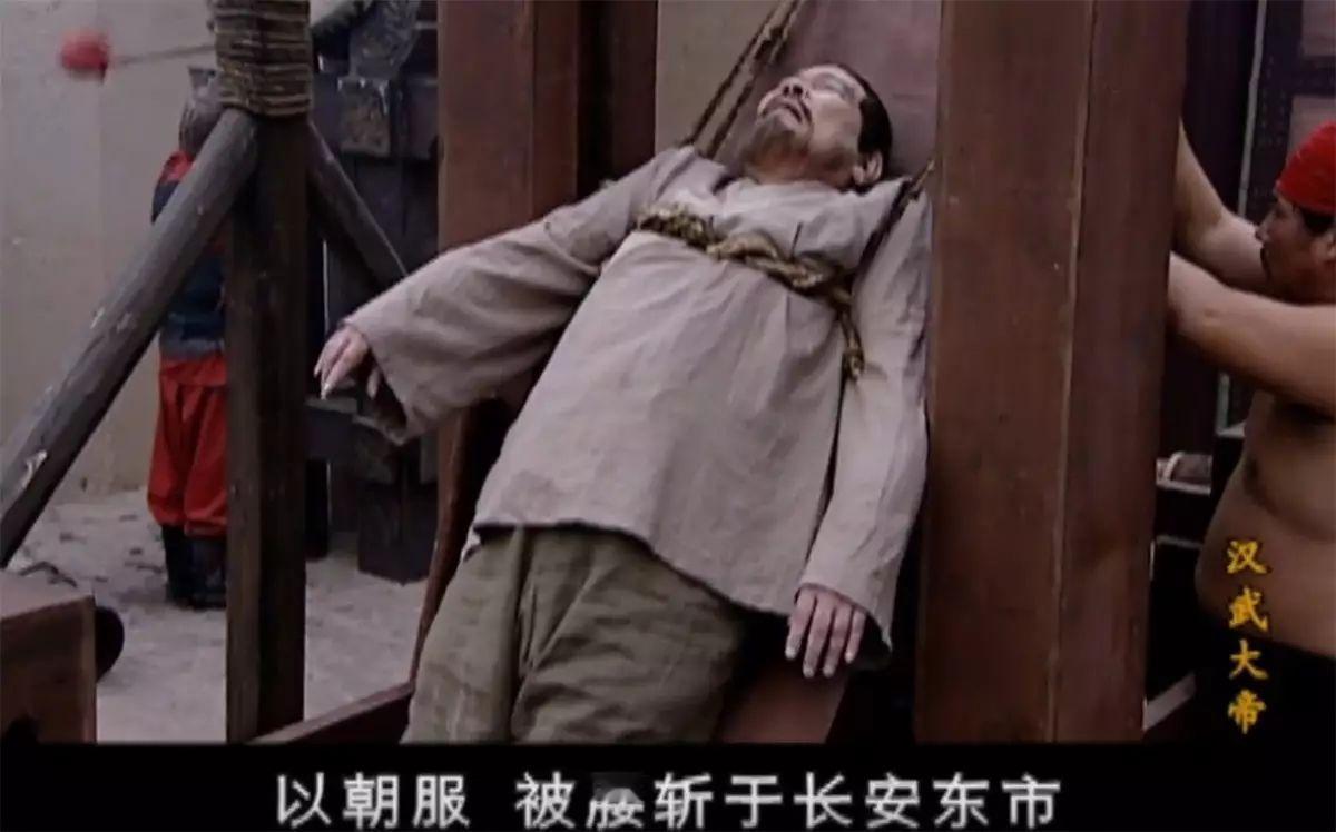 汉景帝时，名臣晁错力主削藩，结果被老父亲狠狠打了他一个耳光，骂道：“削藩是皇帝家