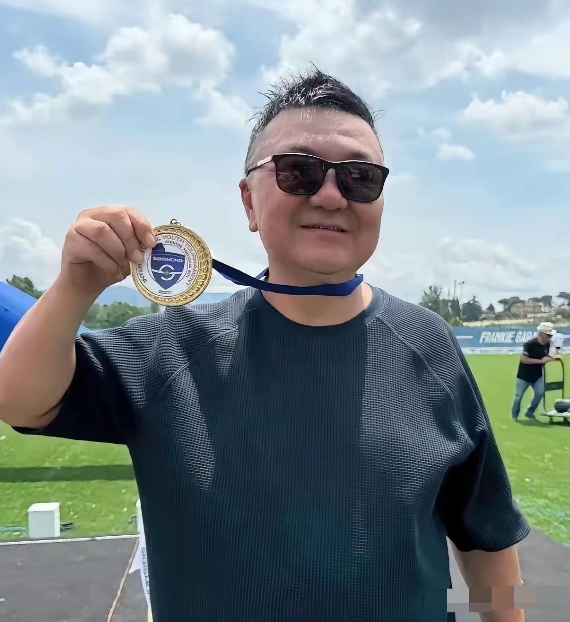 我老公以前是体育特长生，我问他：董路没教练证，却带着中国足球小将夺冠，不算违规吗