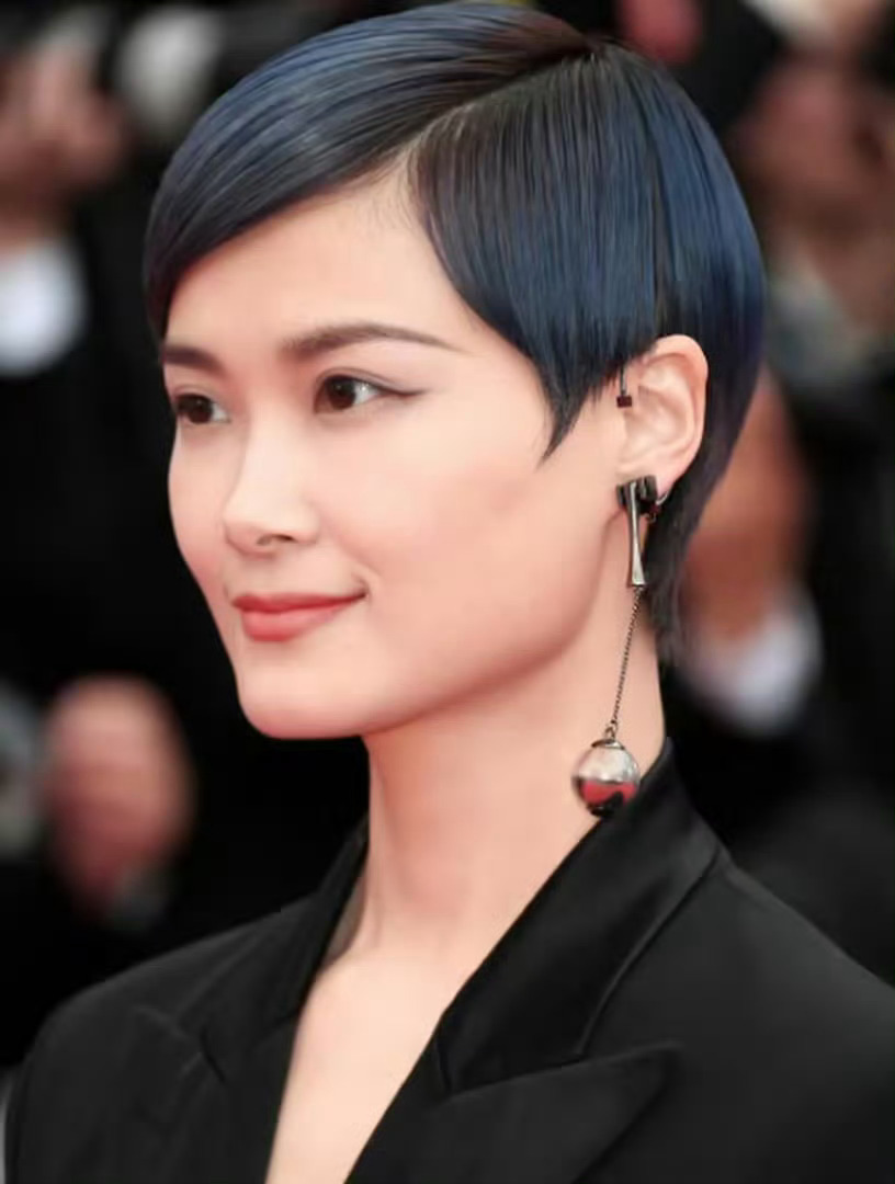 “嫁78岁法国老头”这茬终于对上原片了：不是婚礼，是戛纳红毯外籍安保扶她下台阶;