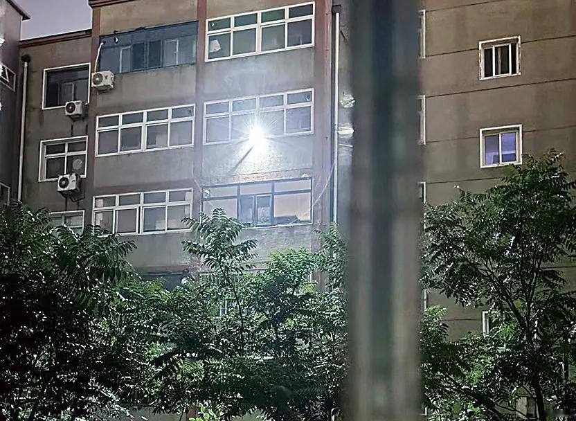 近日，河北沧州一男子见屋外阳光很好想出去走走，刚走到院子里就瞥见邻居家竟下着雨，