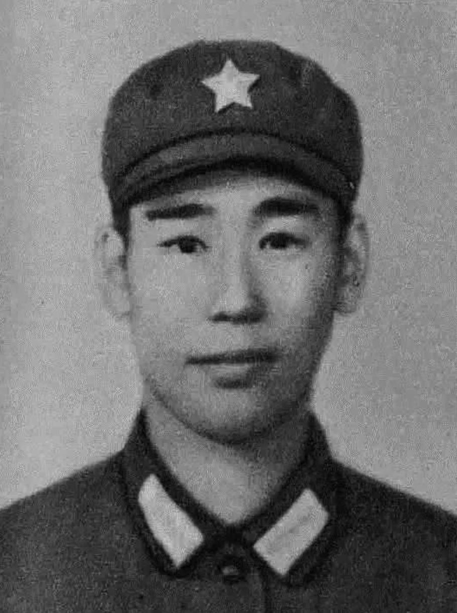 1979年2月，姜利民摸到敌阵。他猛然打开手电，越军疯狂开枪。他暗笑：“你们上当