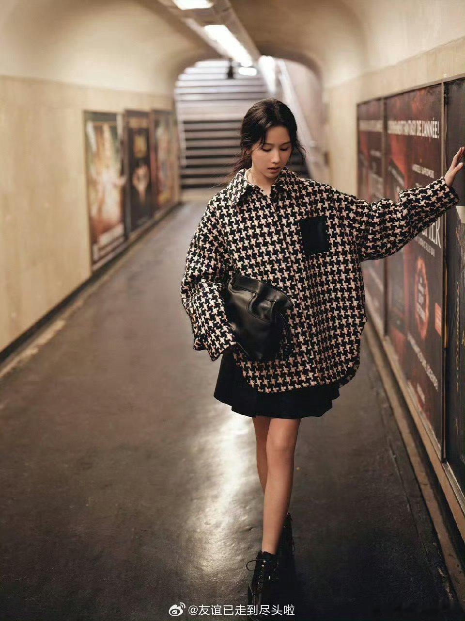 罗意威新晋品牌大使陈都灵一组全新巴黎街拍，好想和姐姐牵手散步哇😯 