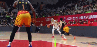 萨林杰今天太关键了，要不是他在下半场吸引包夹，广东还没那么多外线出手机会。江苏男