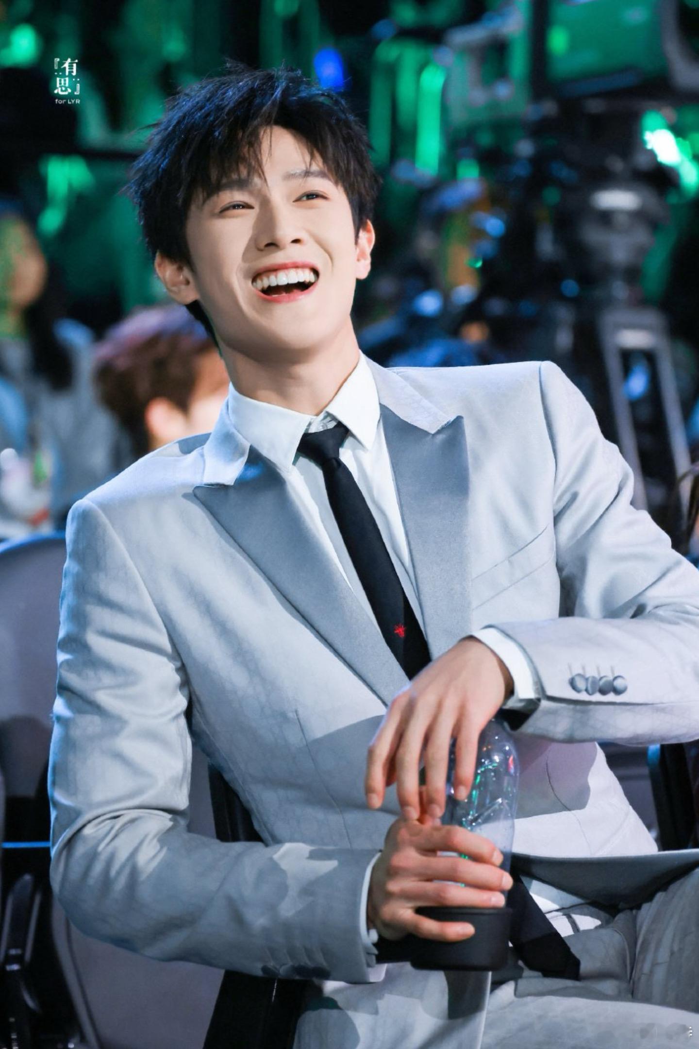 和李昀锐共赴星光至璨处 哇塞！李昀锐又要在星光大赏闪耀登场啦！官宣照里那眼神仿佛