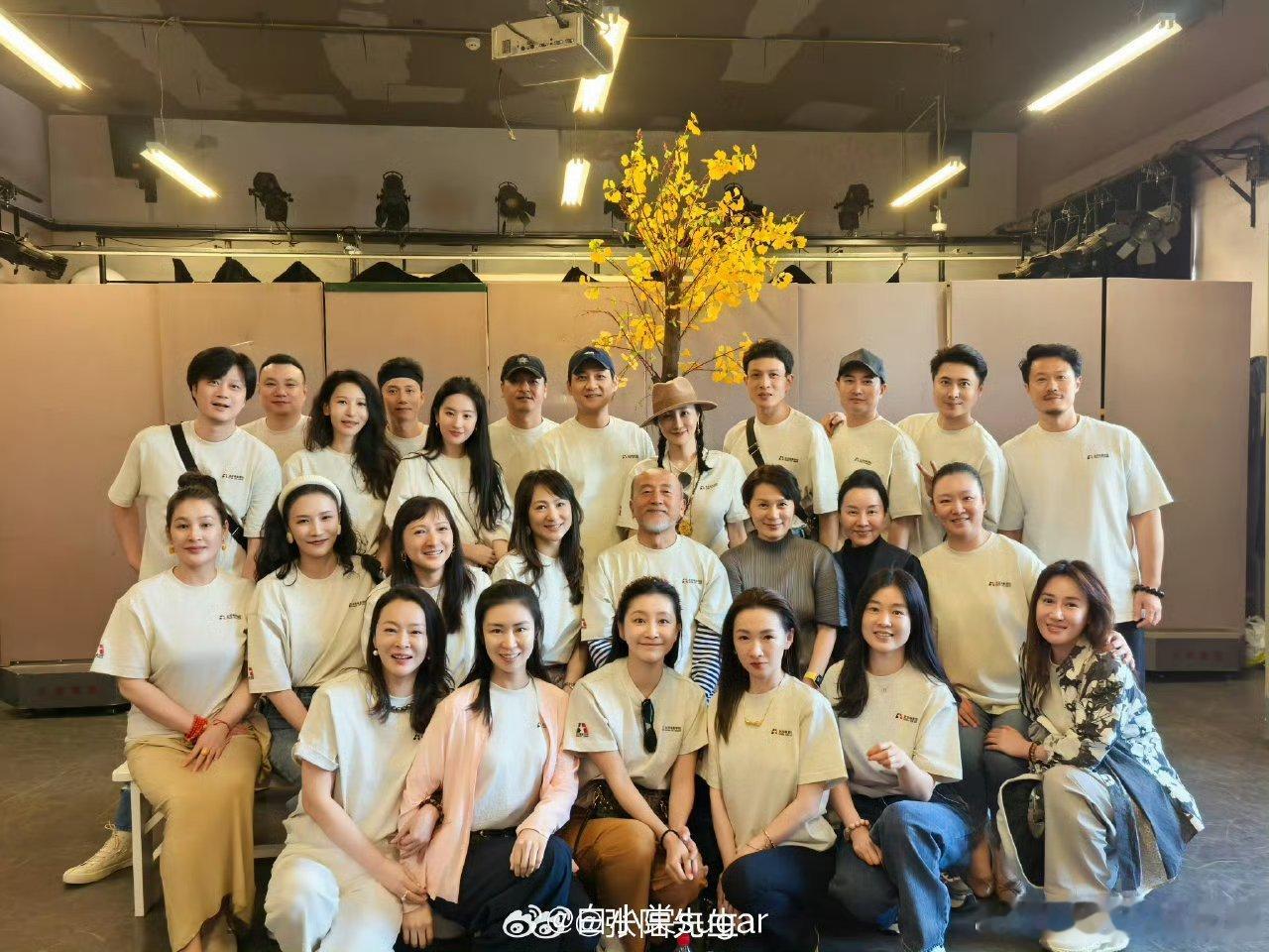 刘亦菲北电同学聚会照刘亦菲真的好亮眼啊，一眼就看到她了，美的很出众！