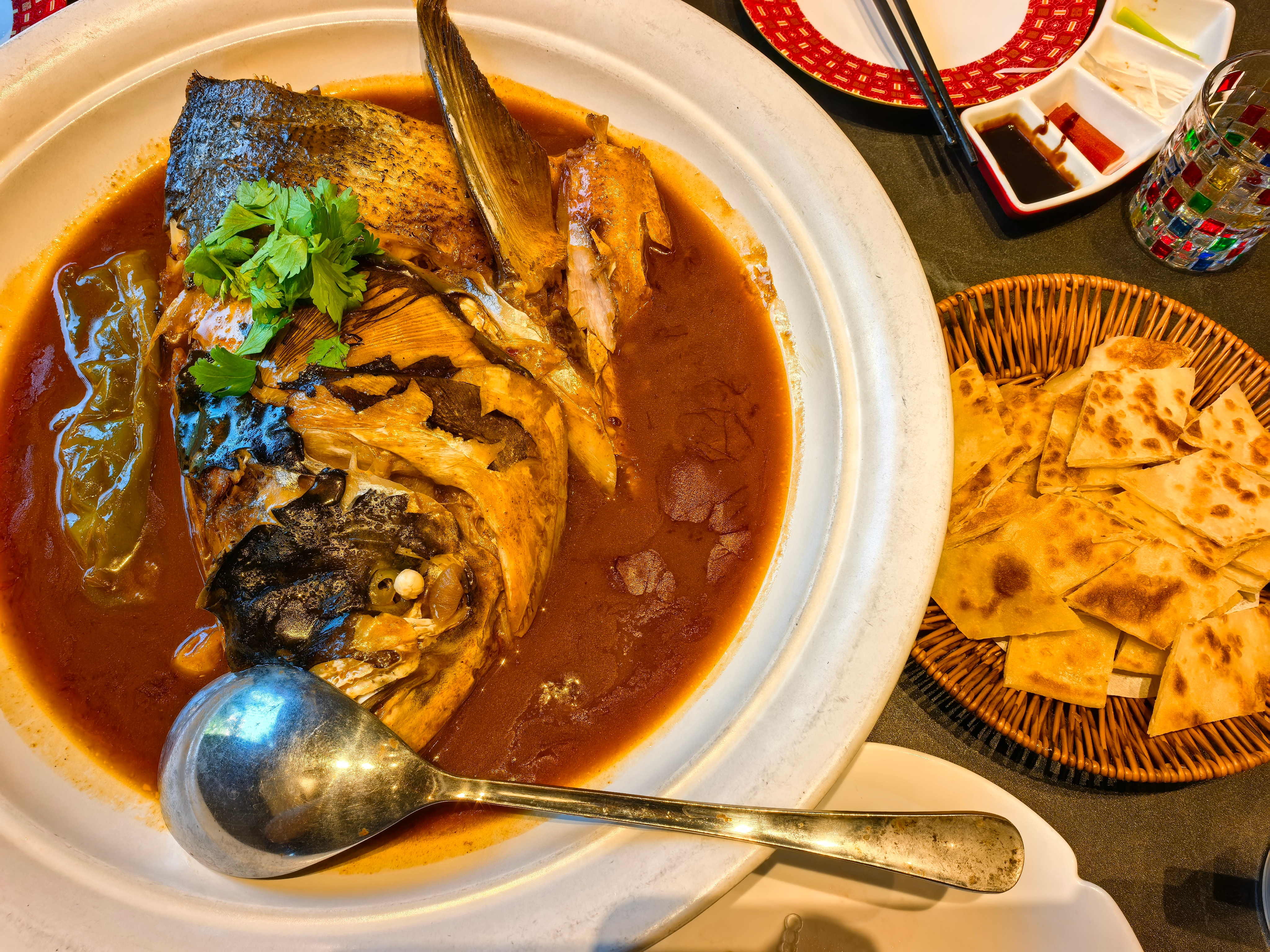 今天吃得好生猛，一份鱼头泡饼，一只烤鸭。为了花一张快过期的500元代金券有多拼[