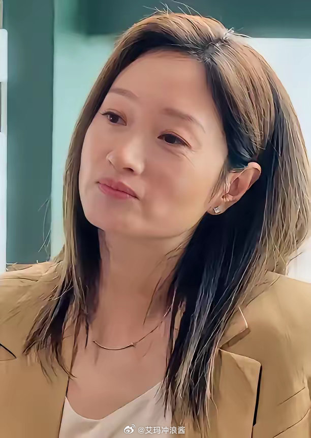 不得不说朱亚文的审美，他怎么看上沈佳妮了呢？五官不突出，皮肤也不白，一脸苦相，说