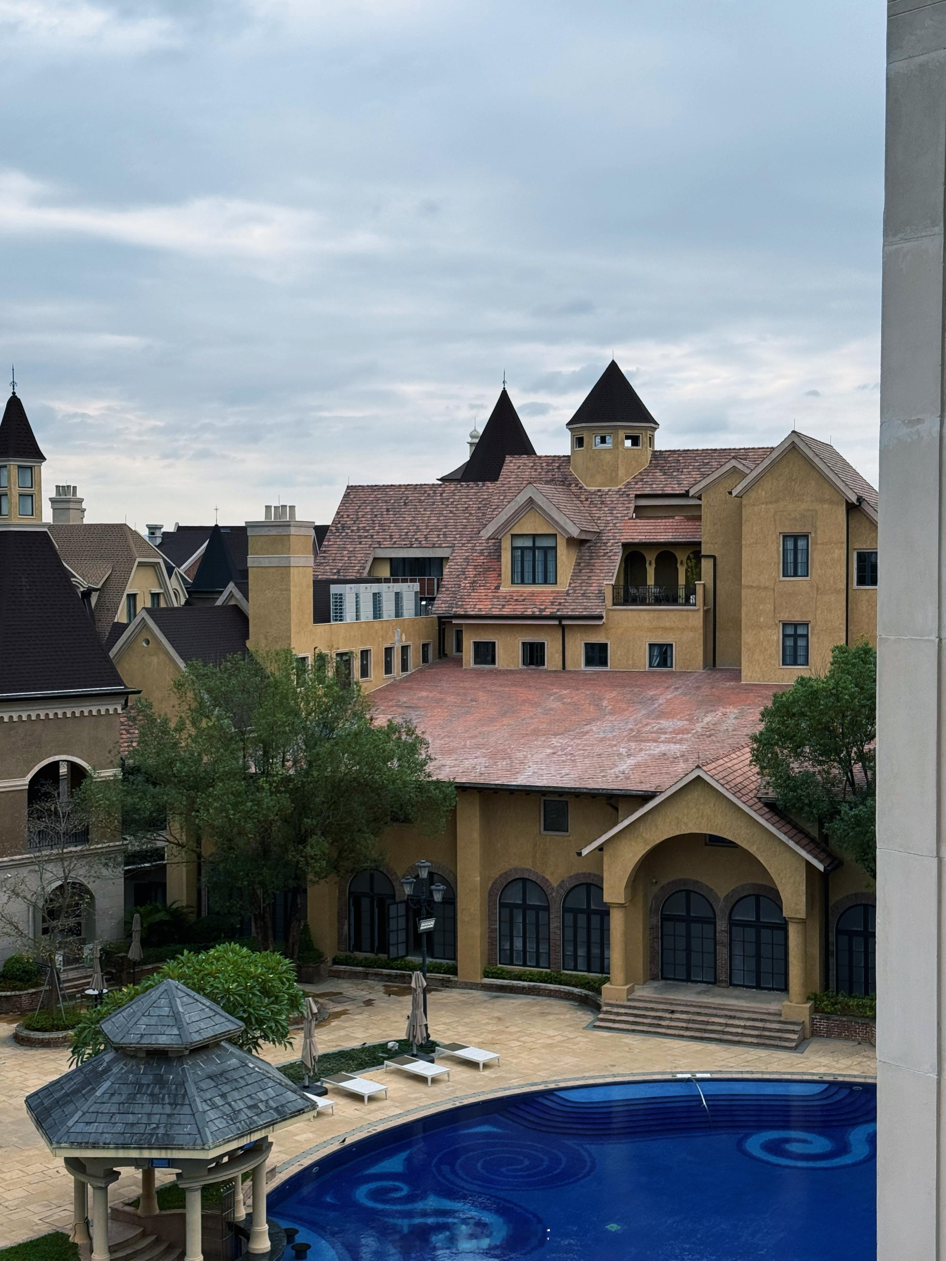 今天从城堡里醒来啦广州正秋天好舒服呀～ 