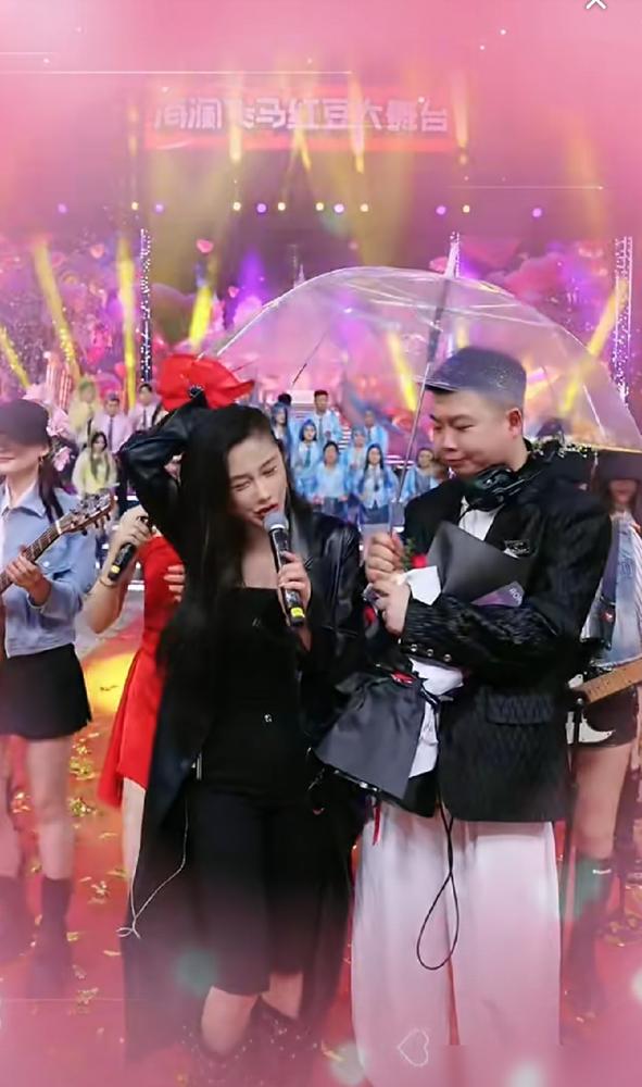 这个选择，够狠！
“情圣”一脚踏进了老东家对家“红豆”的门。
把捧红他的“前