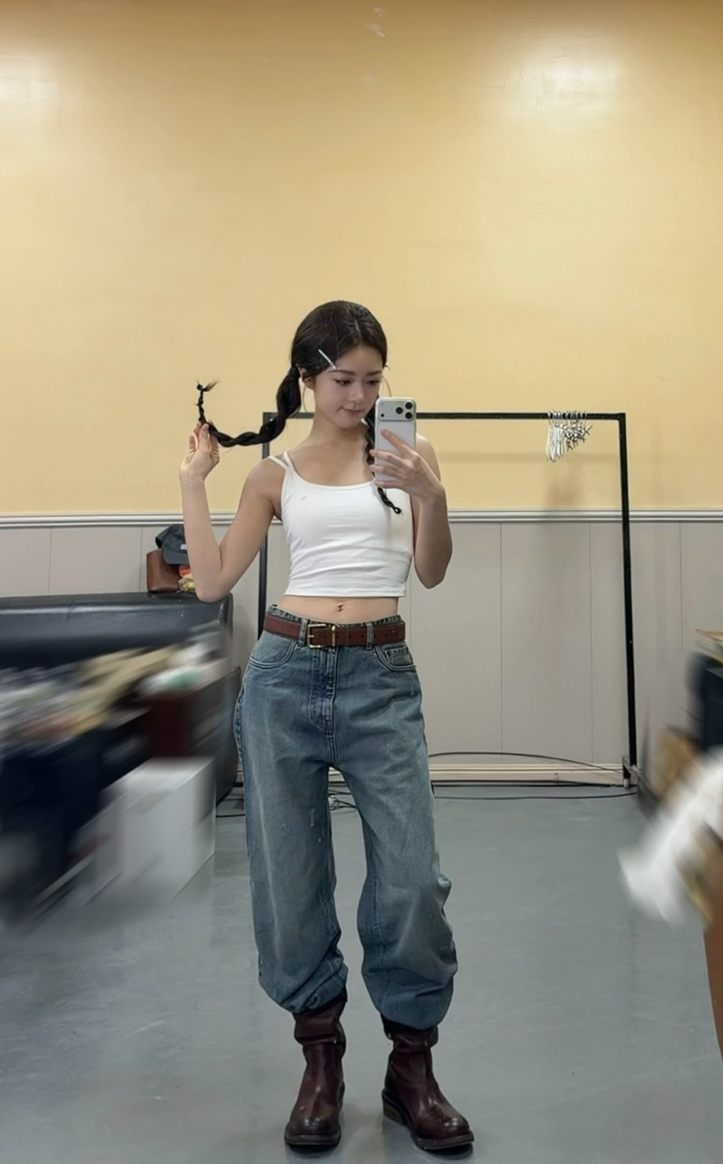 赵今麦对着镜头摆弄自己的双马尾。双麻花辫晃来晃去，甜妹感直接拉满，白色吊带配复古