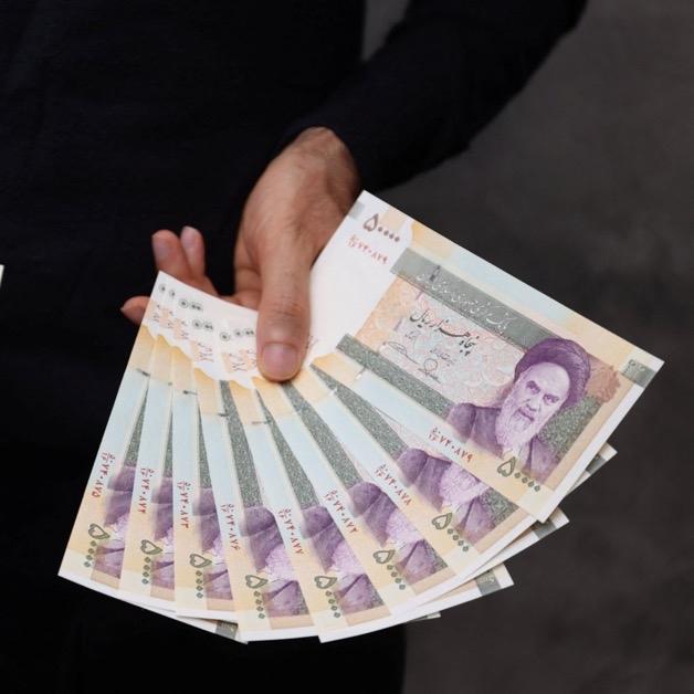 在经济危机抗议期间，伊朗每月向所有公民提供100万多曼（7美元）。