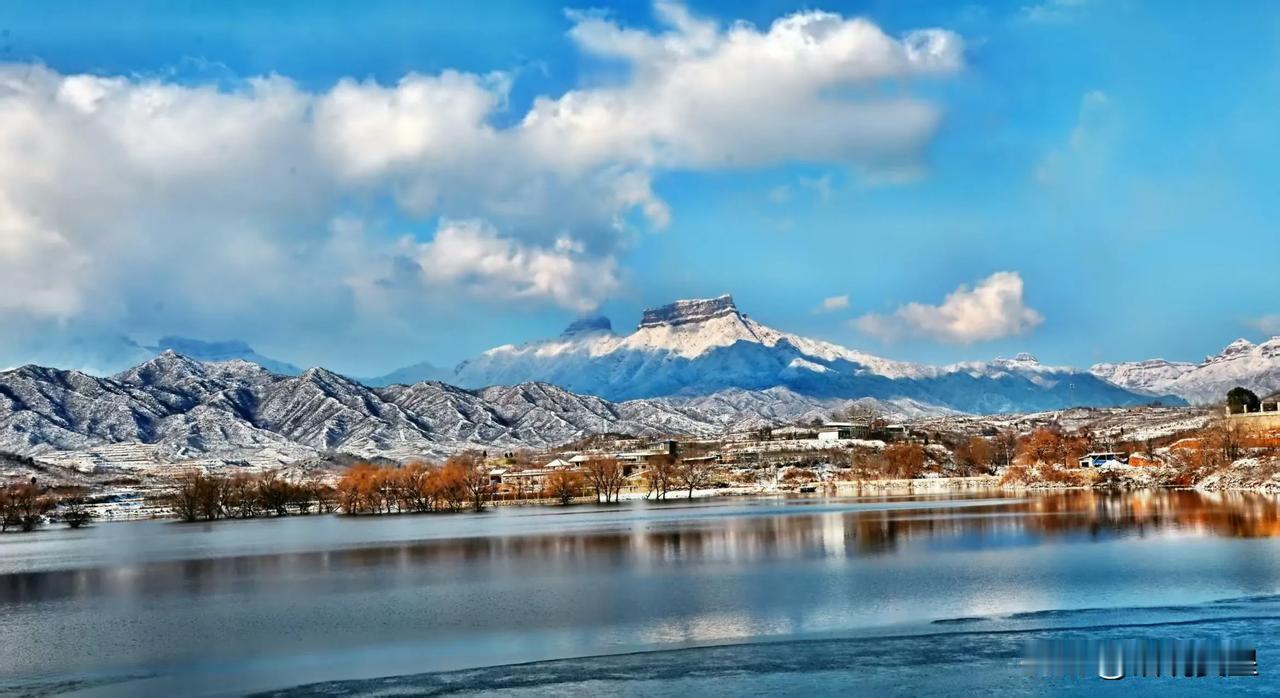 赞皇平泉湖雪后现“云龙” 寓意龙腾盛世
 
降雪过后，石家庄赞皇县平泉湖上空惊现