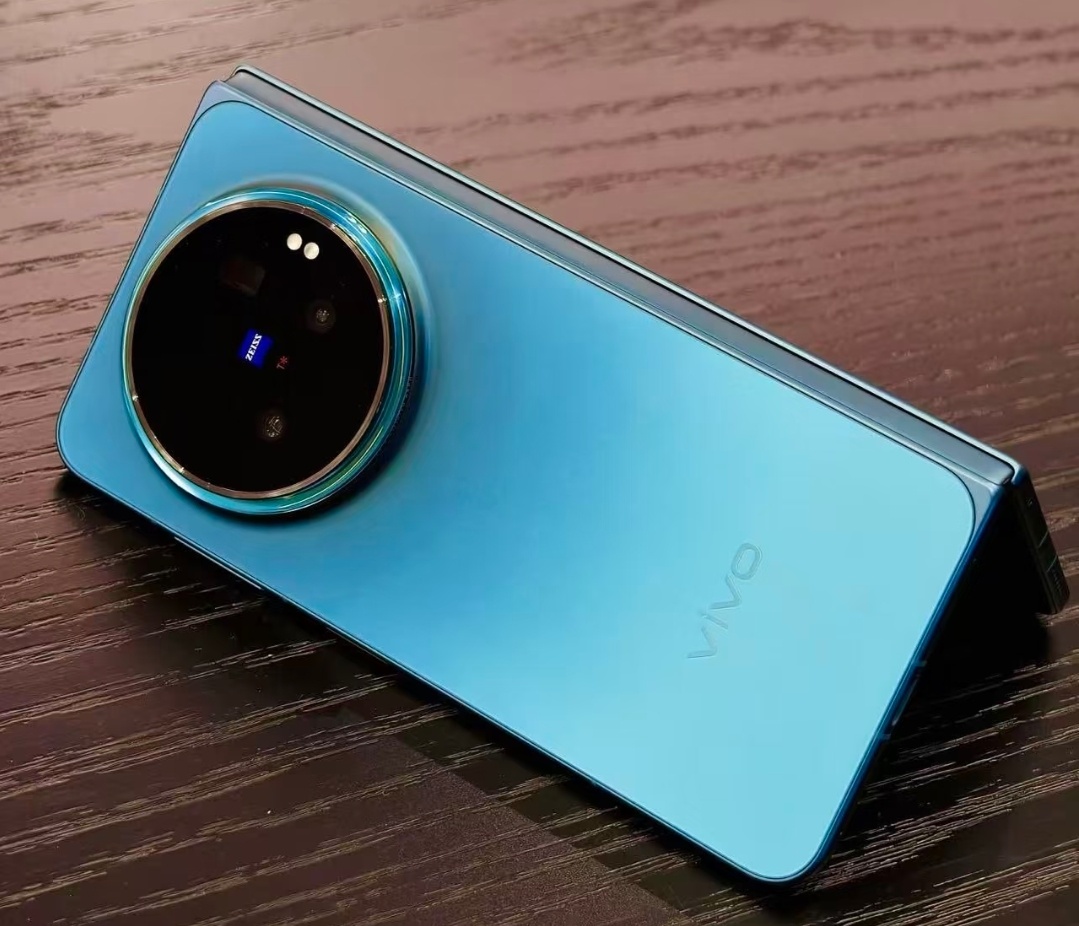 vivo X Fold6蓝洞配色清爽高级，磨砂背板细腻耐指纹。圆形蔡司镜头模组辨