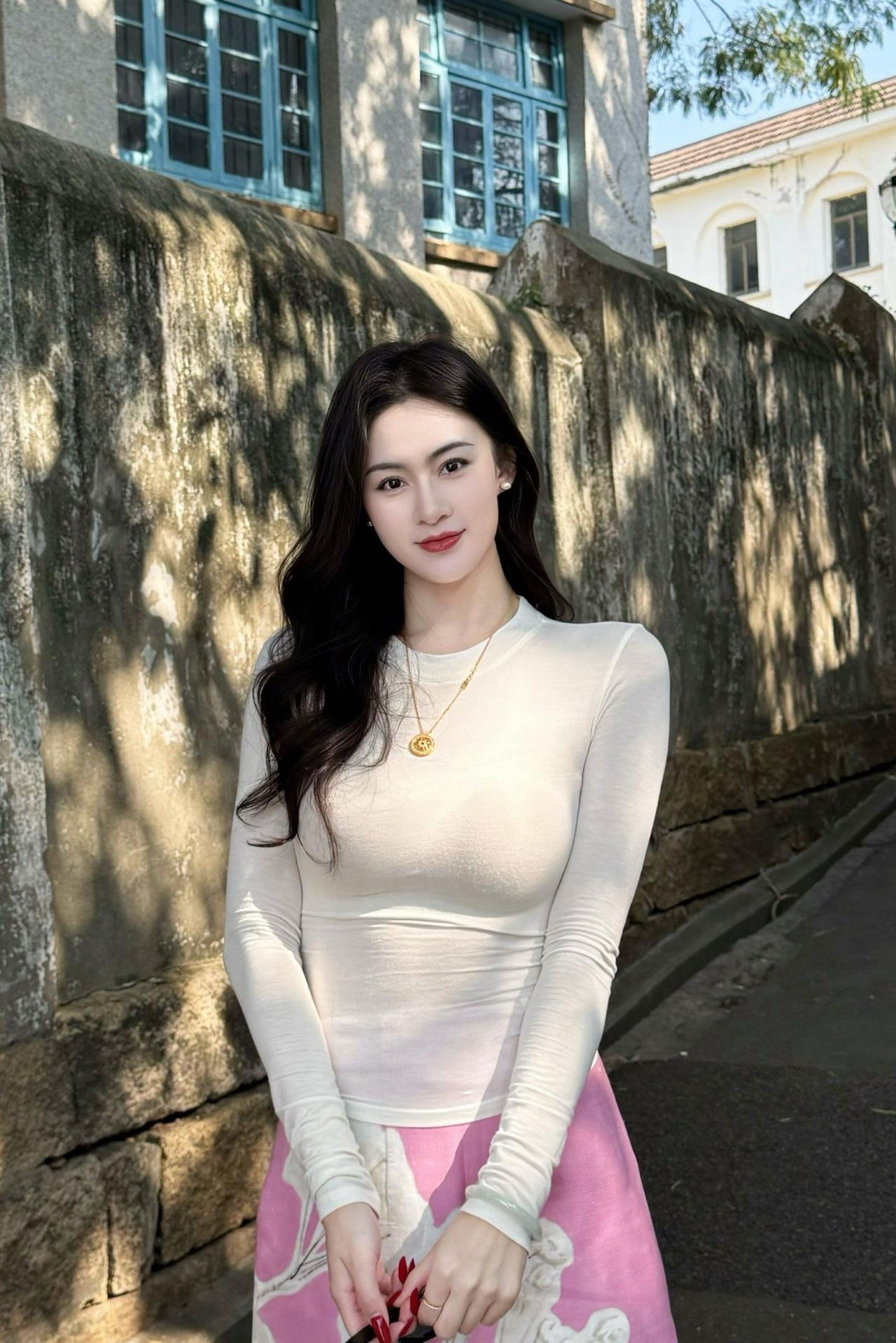 优雅白裙少女，复古街景漫步