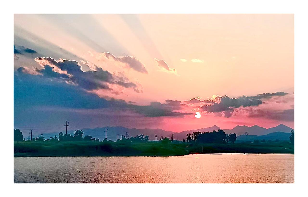 《告别》
文/刘章建
下午七点半
太阳还没有完全交出主权
它在云层的缝隙里
撕开