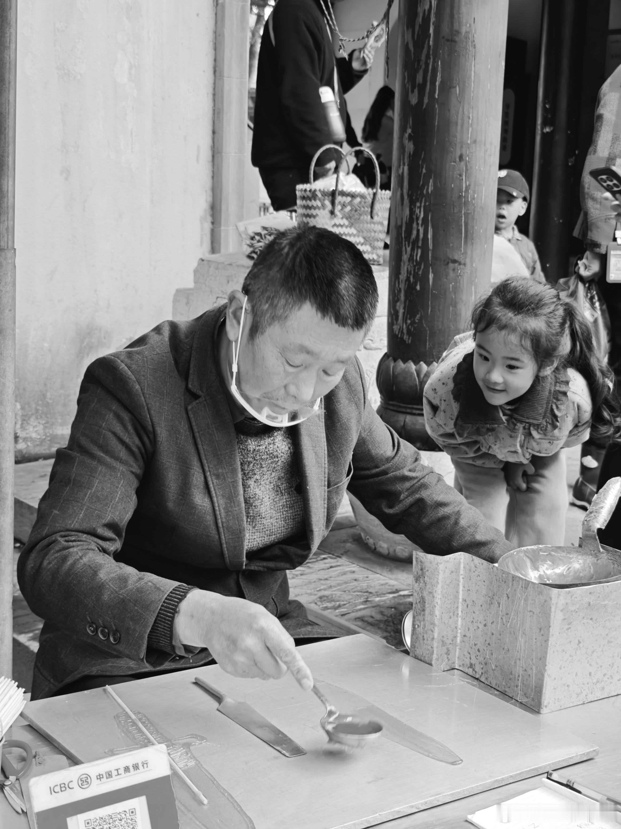 《巷弄里的生活褶皱》 这些镜头里的“人间烟火”是老街巷里晃着腿的孩童、烟火气里眯