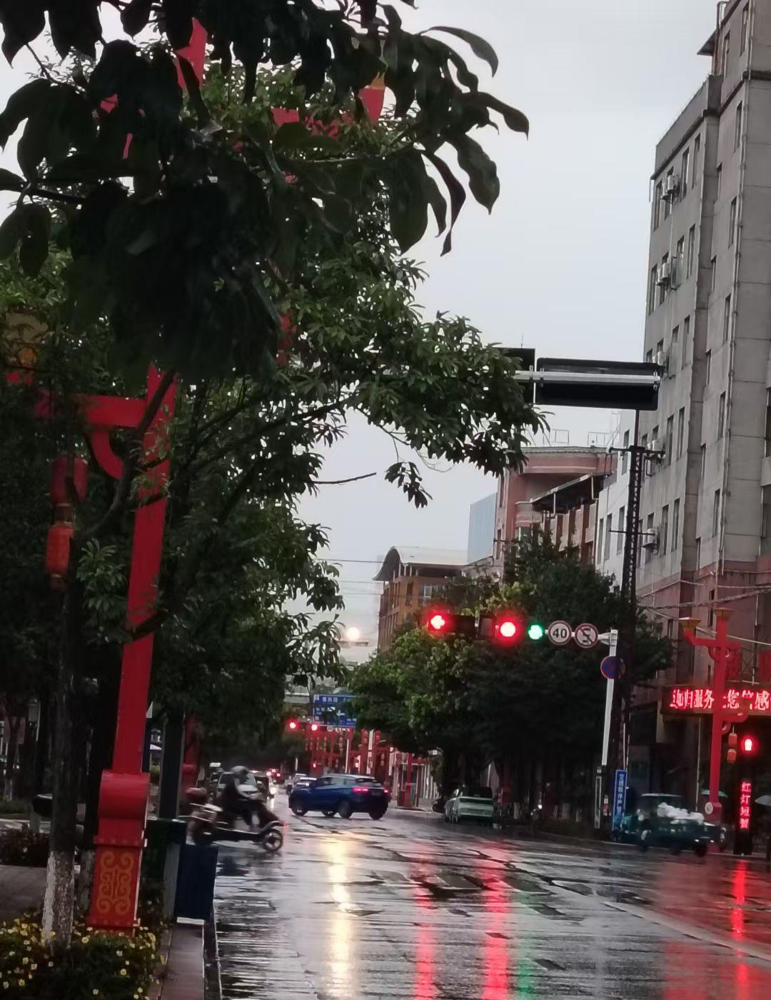 她40岁了，一个人拉扯俩孩子，欠了一屁股债。
白天上班，晚上做兼职，手头紧得跟裤