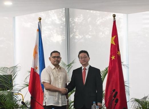 谈成了，菲律宾改口了。

前阵子还在南海蹦跶得欢，这两天突然转了风向，主动找中国