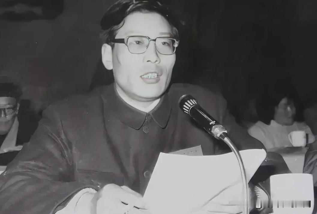 他曾长期在江苏本地任职，后调任湖南省委书记。

他任期间，重视民生保障，促进经济