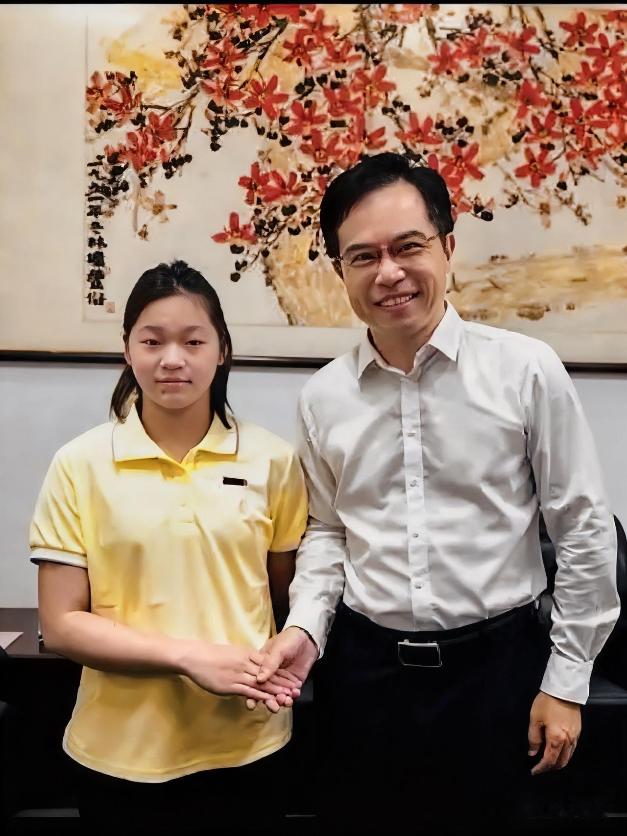 全红婵又双叒叕上热搜了！

这次不跳水，改“跳”进大学校园了屏，‮刷次再她让影合