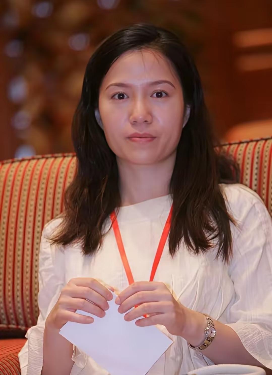 翁帆没住在豪宅里，她住的是清华园里一间有法律保障的终身居住权的房子——不是她的，