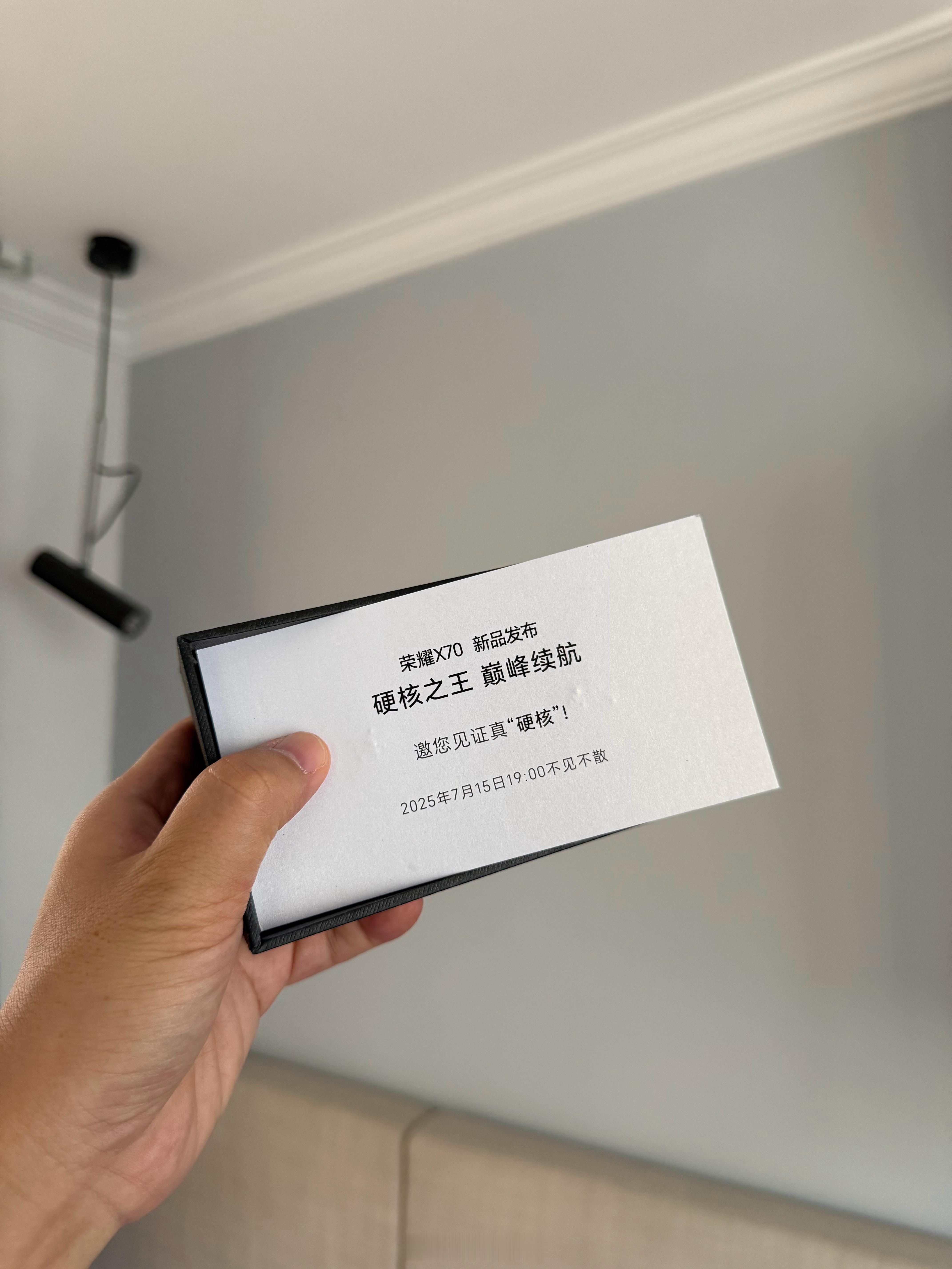 刚发现一堆快递里居然有一对儿金属核桃！！原来这是荣耀X70真硬核 邀请函啊！这创