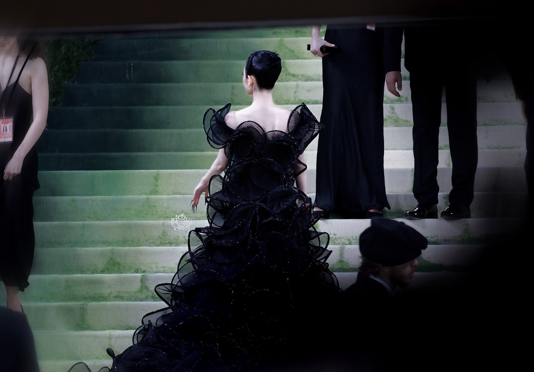 宁艺卓 × Met Gala 2026/宁艺卓拖尾黑纱裙