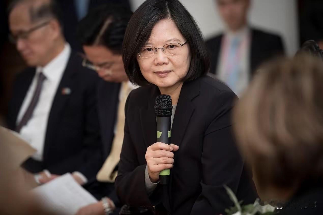 中美会晤阶段，蔡英文突然抛出了一番少见的表态。她提到，台湾在整个印太地区拥有相当
