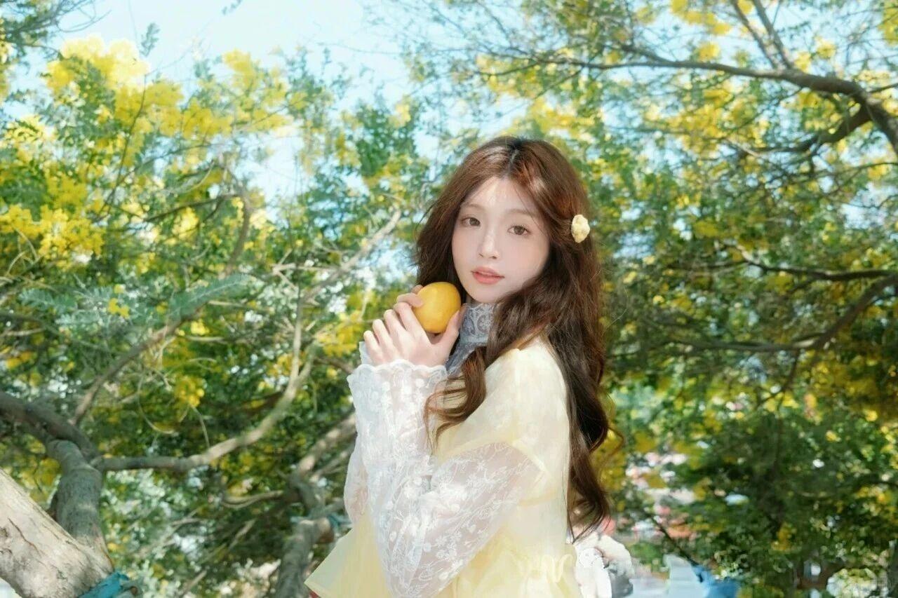 🌸 温柔治愈风（适配白裙紫花图）
把春天的温柔，都藏进这束花里。
风很温柔，花