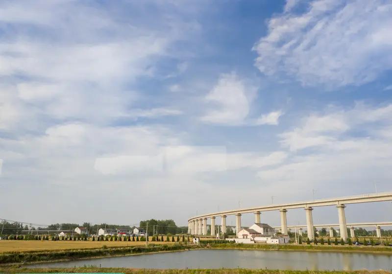 苏北建设高铁难度大，主要有几方面原因。从地理条件看，苏北多河网、湿地，像里下河地