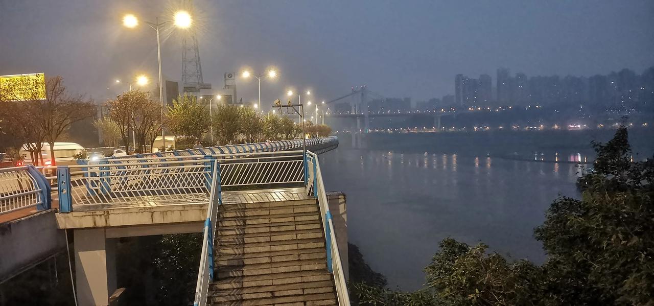 [火炬]九滨路散步有感[玫瑰]
微风拂面碧波扬，
漫步滨江观景忙。
路边行人匆忙