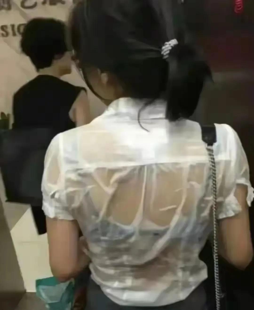 近日，我们公司的一名新来的临时工，因为第一天上班可能是太匆忙了而忘了带雨衣，在半