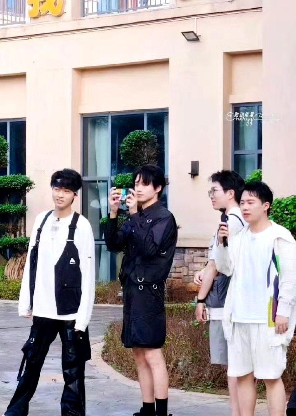 魏大勋打卡了小妖艳的应援花墙[哇][哇][哇]永远为双向奔赴的爱热泪盈眶[心] 