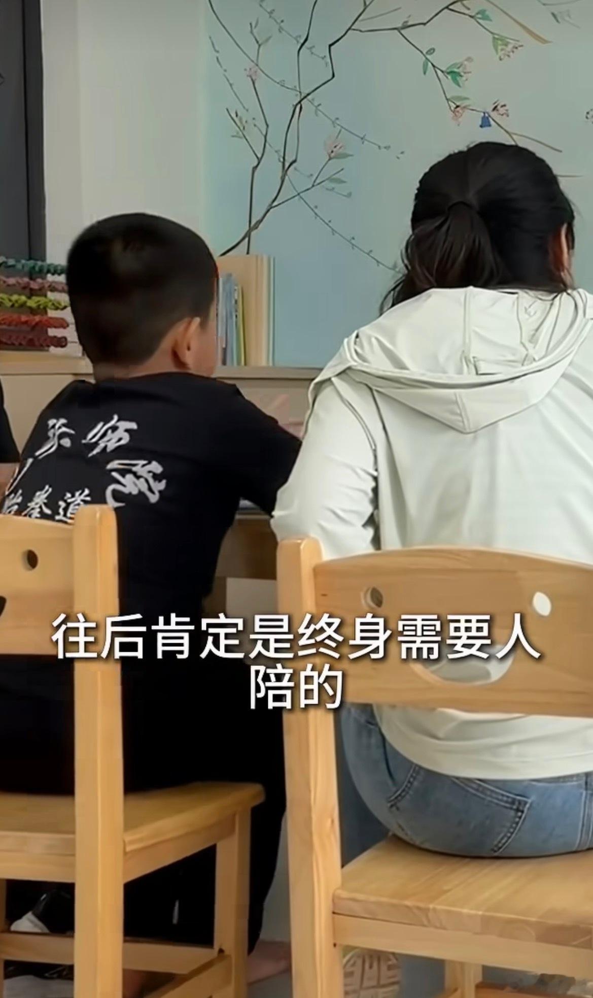 智商几乎为0的小孩不说别的，这么严重三岁前肯定就有症状了吧？为什么这么迟才去求助