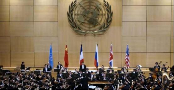 全世界这么多国家眼睁睁看着美国横行霸道，肆意妄为，却无人敢说，无人能管。
 
很