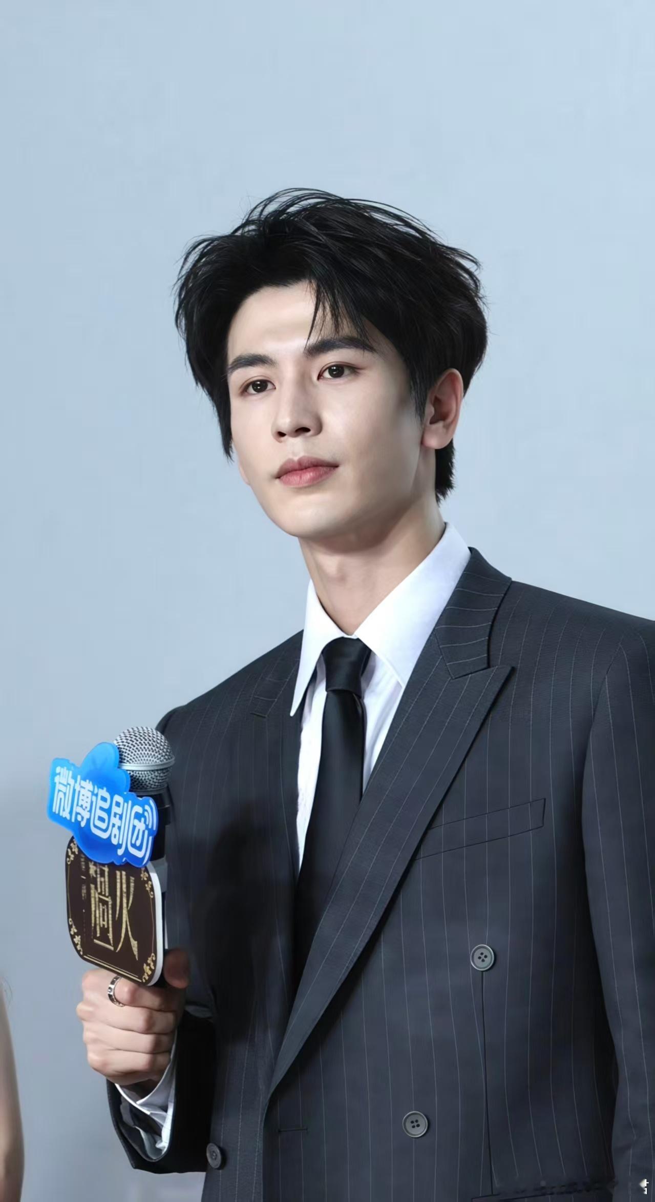 张凌赫唱爱如火 谁能想到慕容清峄的扮演者张凌赫会在追剧团唱起《爱如火》，短短两句