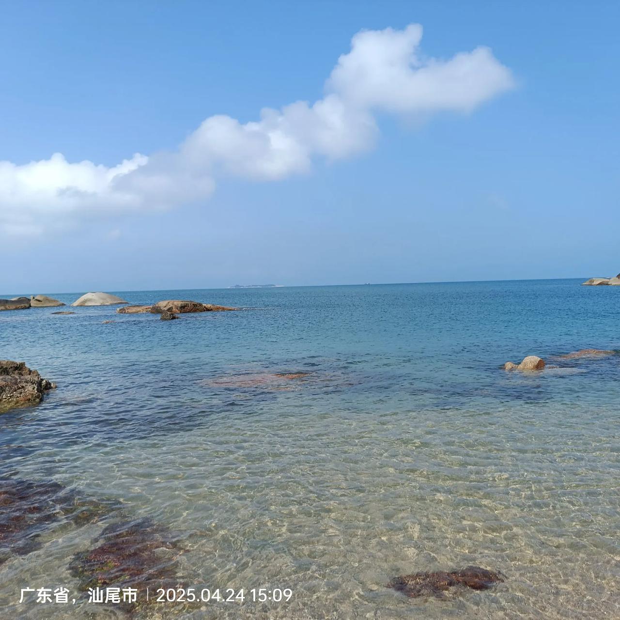 分享一张你拍的海滩的照片前两天，带老爸去了汕尾的玻璃海湾。第一次见到，如此清澈见