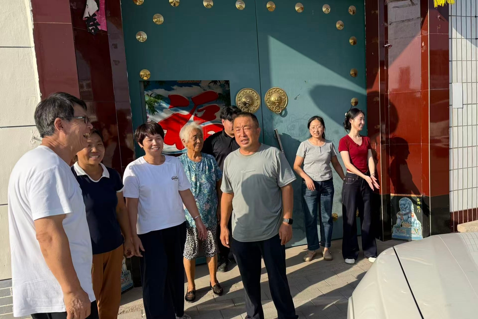 时隔9年再次回到夫人老家摘桃，老家的生活发生了很大的变化。以前是在地里挖坑烤玉米