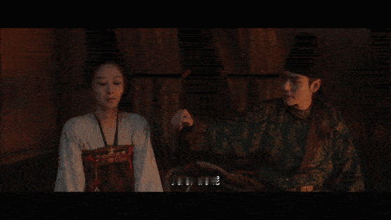 刘畅捂何惟芳的嘴好带感 对比之前抱婢女，现在刘畅的疯批感更强了，何惟芳的反抗也更
