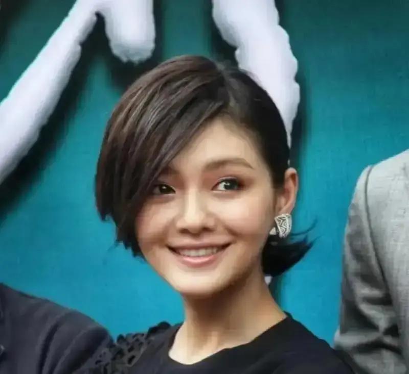 谁红谁凉，一句话定输赢
 
二十年前记者问大S和小S谁更红。她只回一句：台湾她第