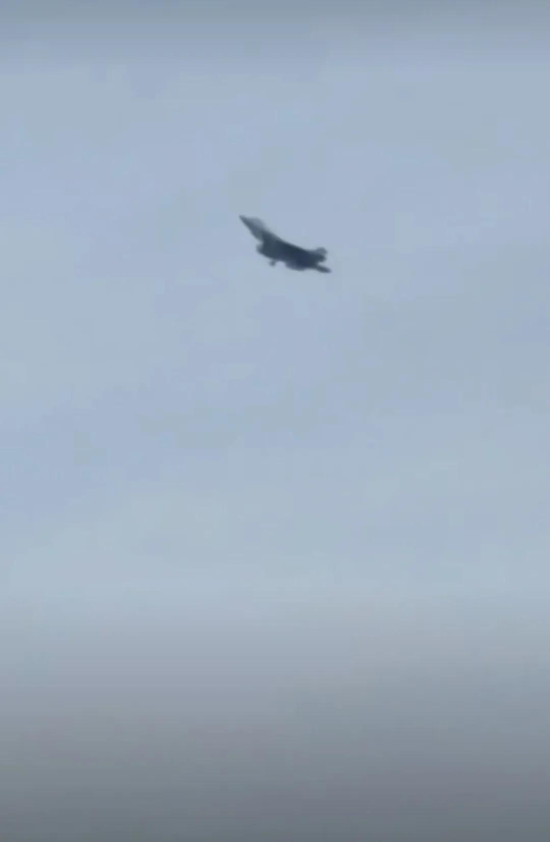 又有歼-31试飞视频，空速管似乎不见了，距离服役更进一步。

网络上又出现了歼-