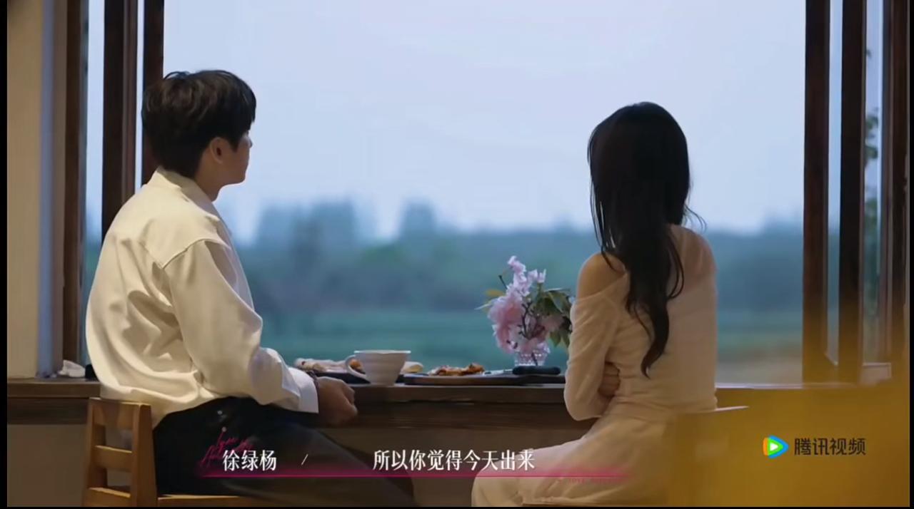 周佑凌太会接柳柳的话了。
继续沉醉在周佑凌和柳柳的甜蜜约会里。
约会中柳柳问他是