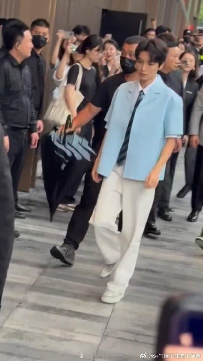 王俊凯这脸小的王俊凯蓝衬衣男大  王俊凯脸小精致，蓝衬衣更显 “男大” 帅气。清