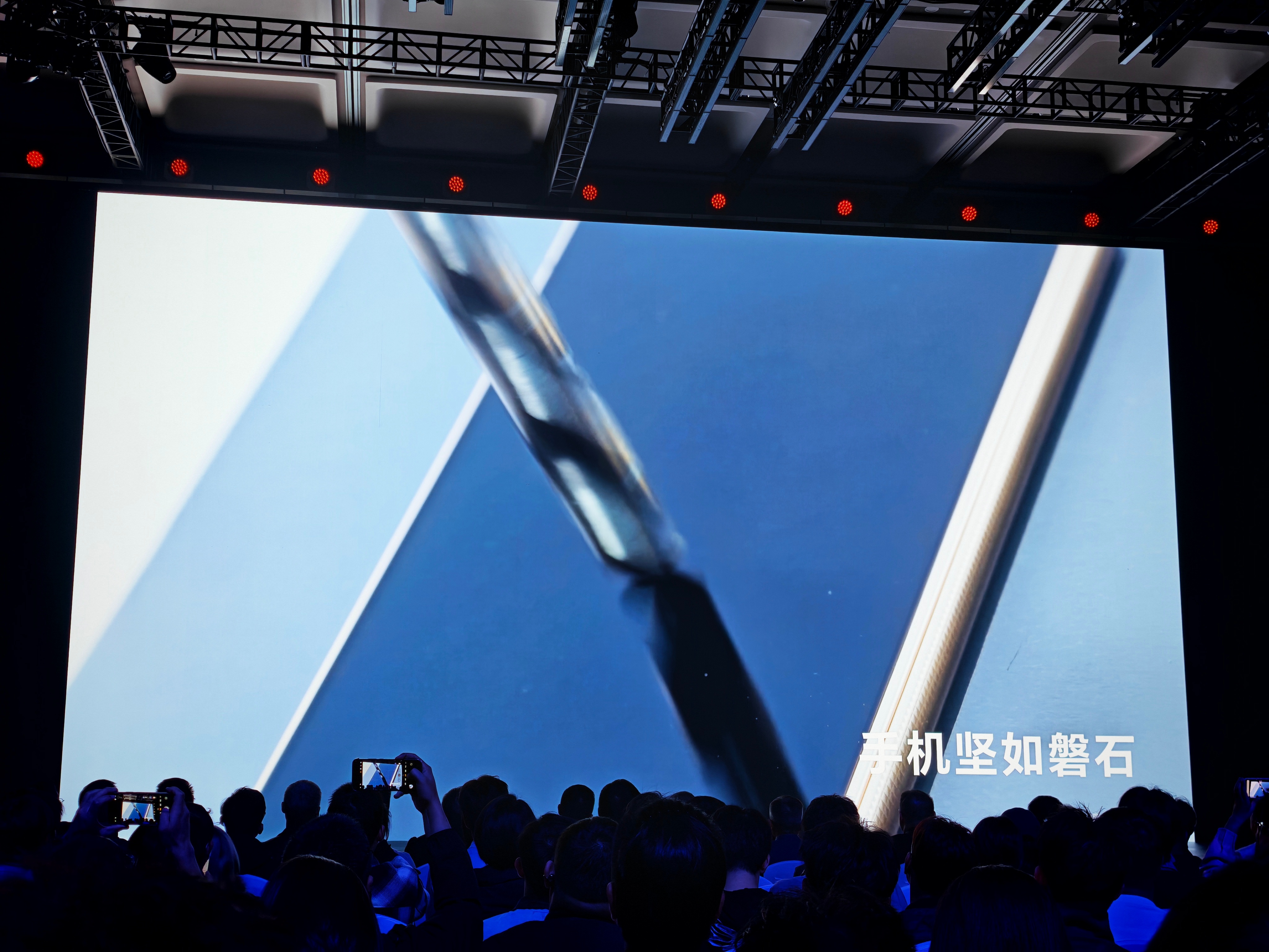 荣耀MagicV6太能整活了 我真惊了，这种翻车风险极高的项目，一般都是PPT或