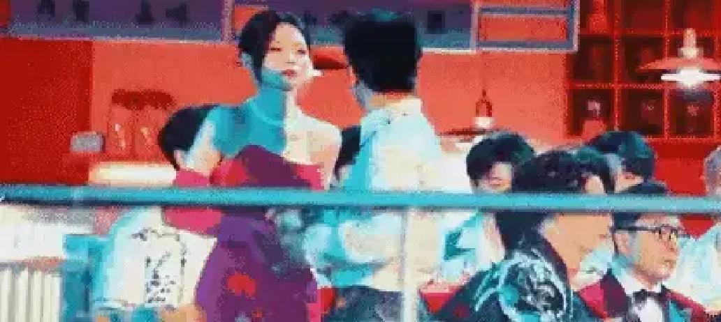 杨迪把沈梦辰怼哭现场
 
下一秒沈梦辰笑着把蛋糕糊他脸上。观众这才反应过来，压根